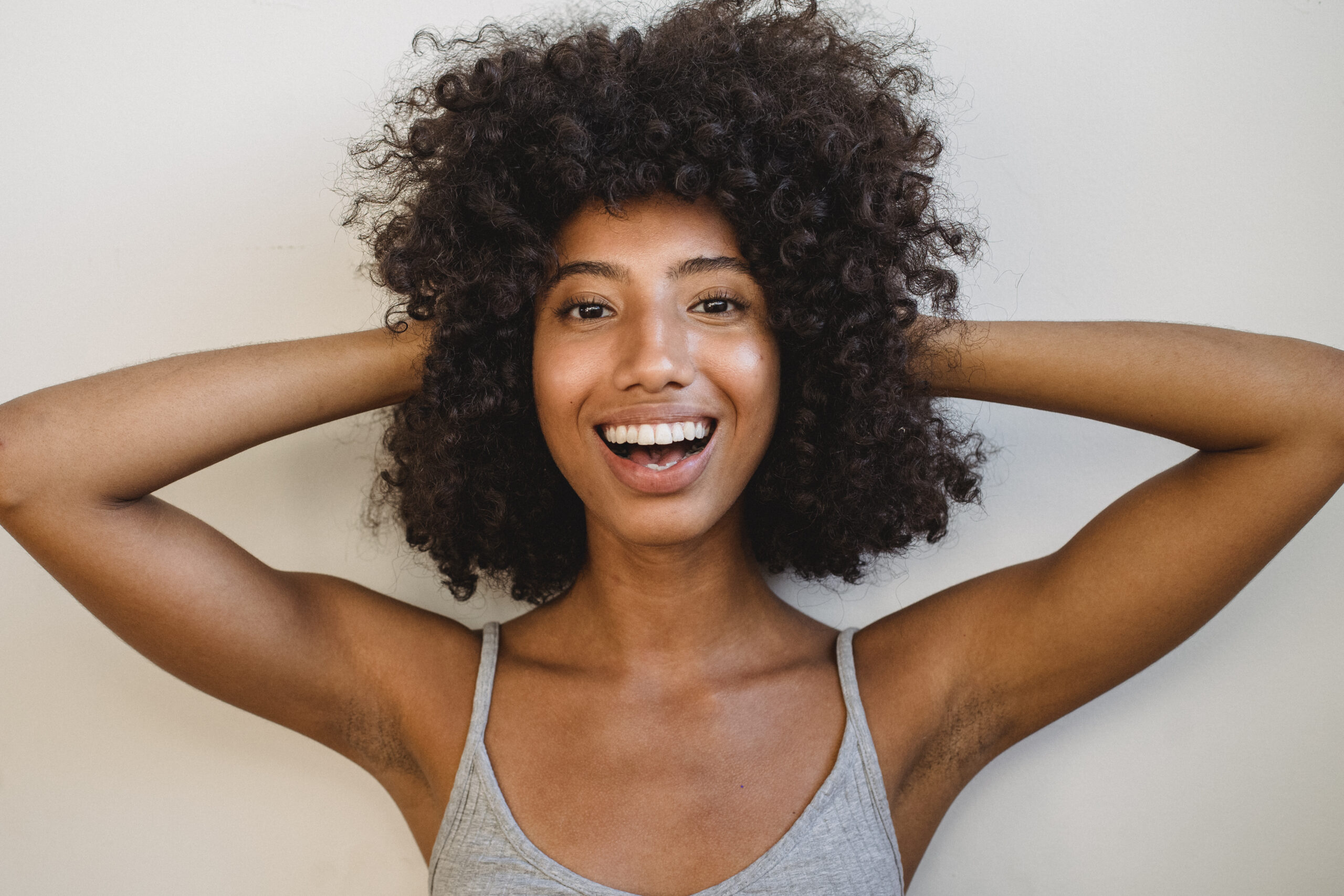 Mjujer Negra Pelo Feliz